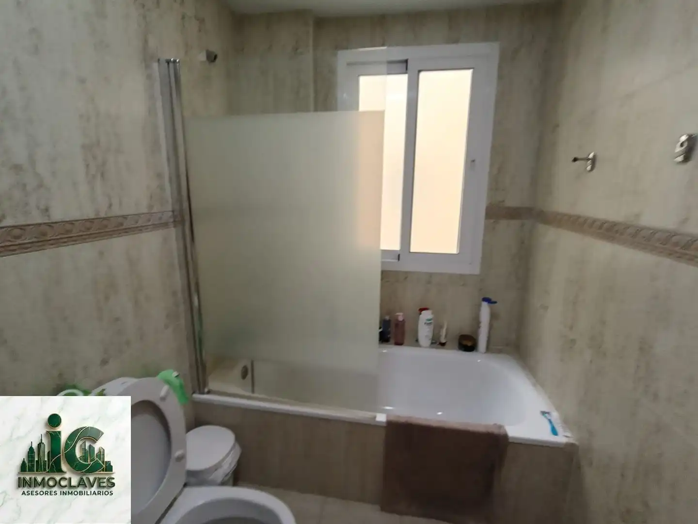 Badezimmer von Wohnung zum Verkauf in Algeciras mit Terrasse, Schwimmbad und Möbliert