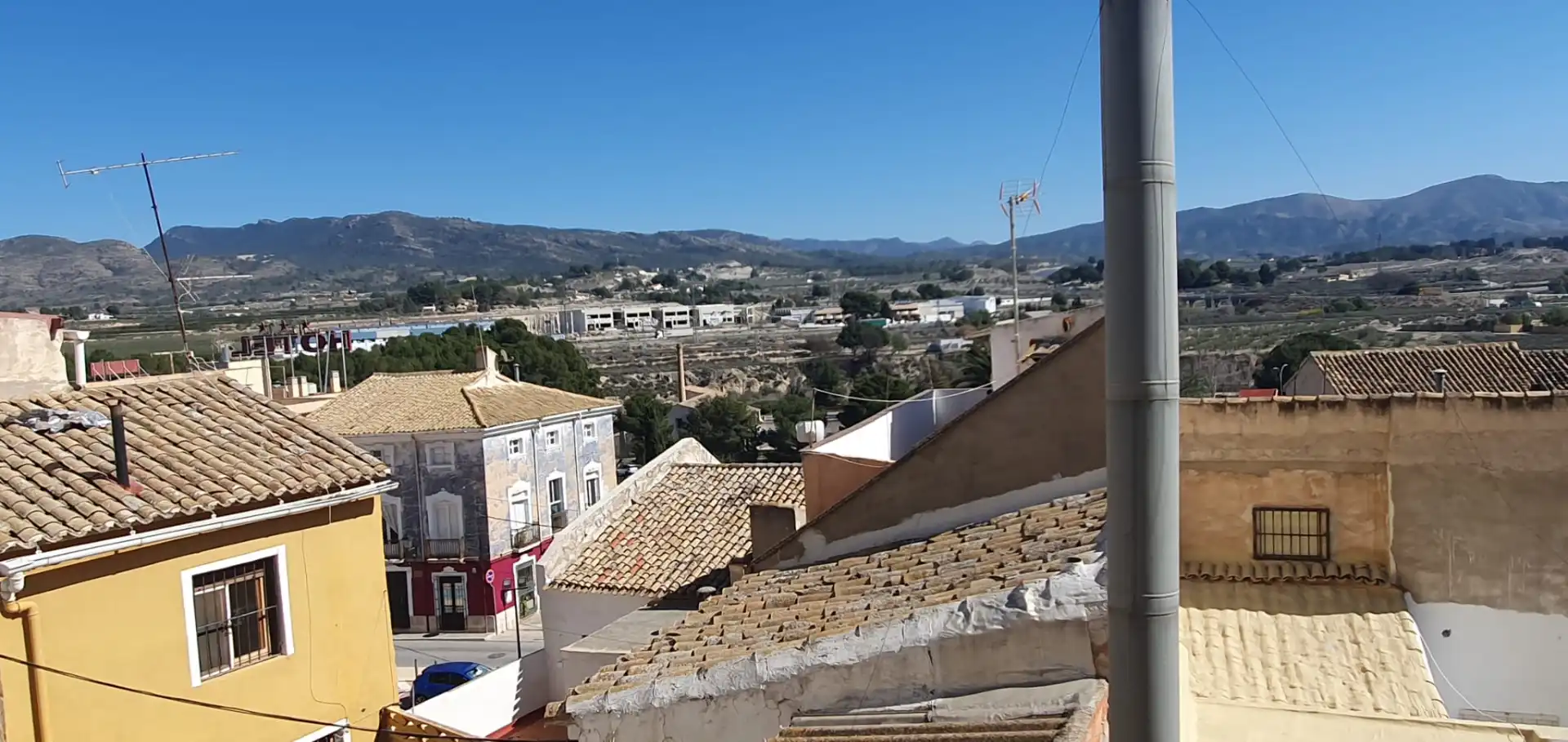 Vista exterior de Casa adosada en venda en Sax amb Traster, Moblat i Forn