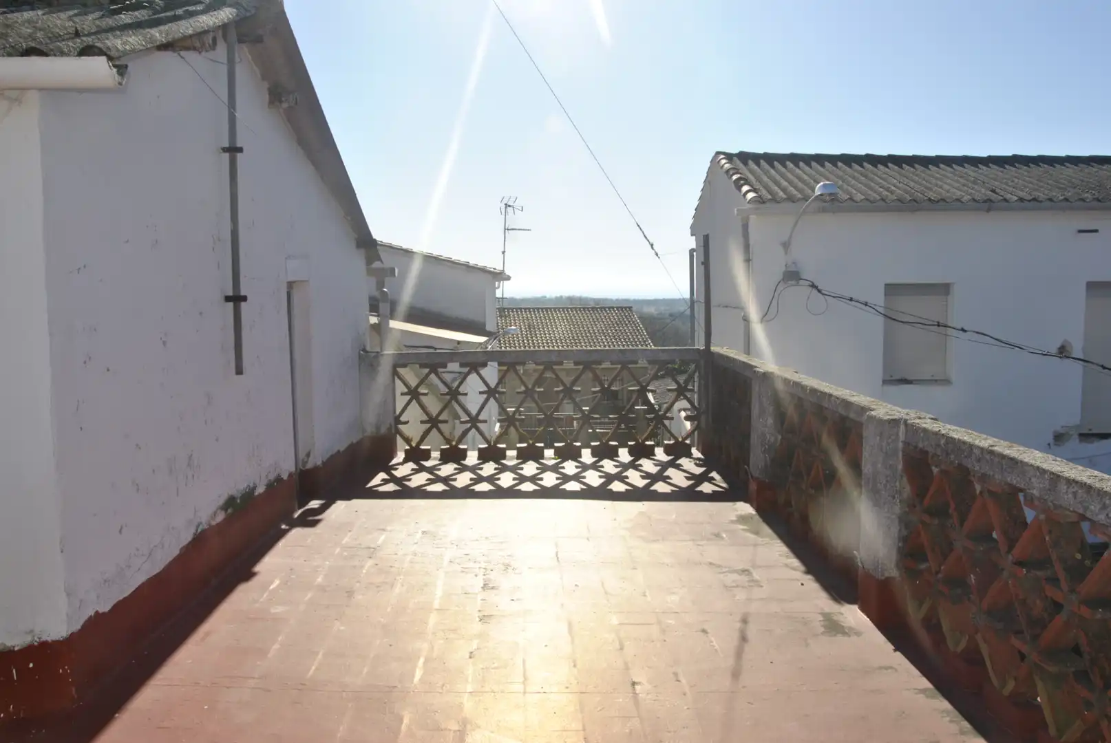 Außenansicht von Einfamilien-Reihenhaus zum Verkauf in Tejeda de Tiétar mit Heizung, Terrasse und Möbliert