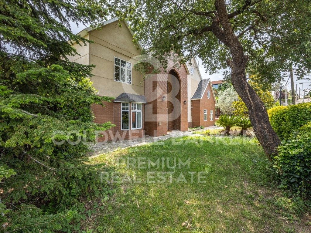 Vista exterior de Casa o chalet en venta en Cerdanyola del Vallès