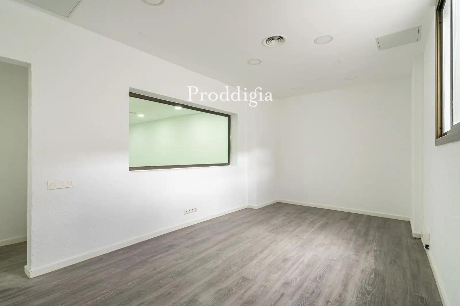 Office for sale in Barcelona  with Air Conditioner