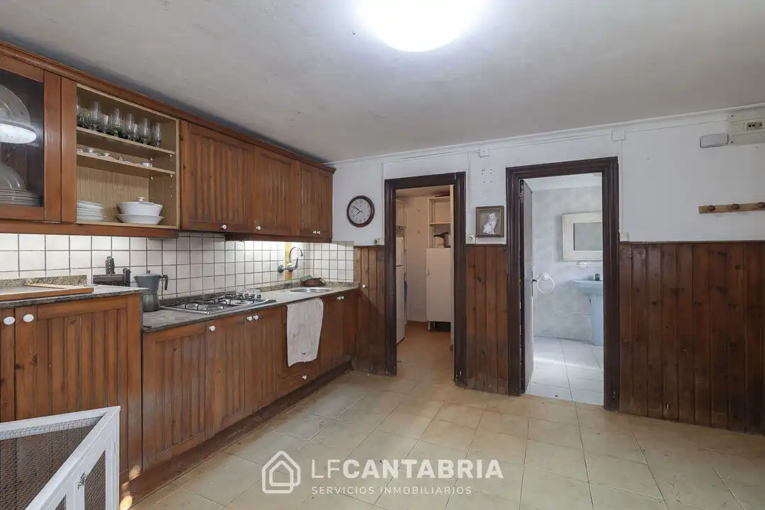 Cuina de Casa o xalet en venda en Santander amb Jardí privat
