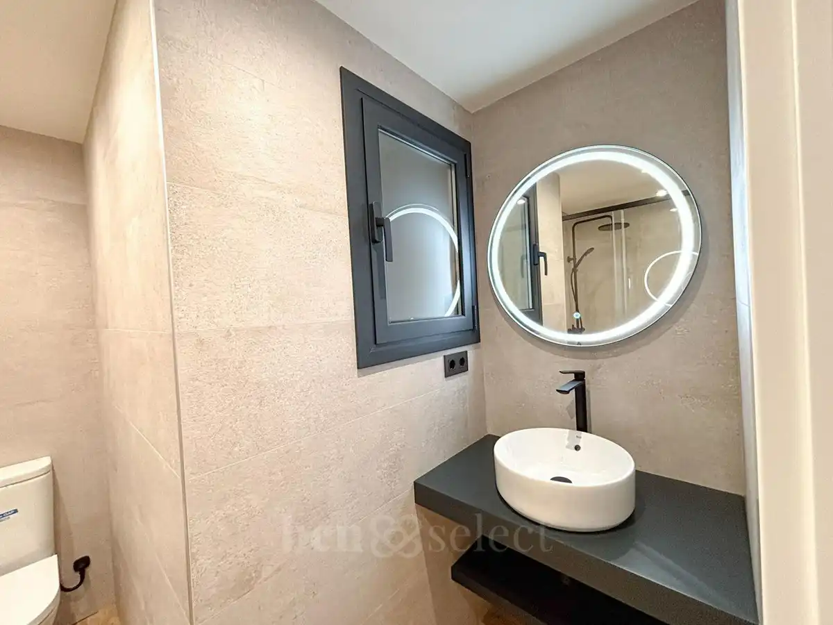 Bathroom of Duplexes for sale in Barcelona  with Air Conditioner, Heating and Private garden