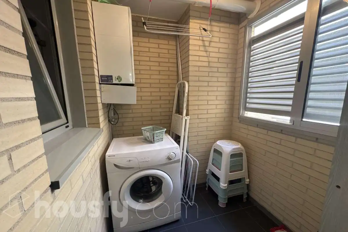 Baño de Piso de alquiler en Valdemoro con Parquet y Amueblado