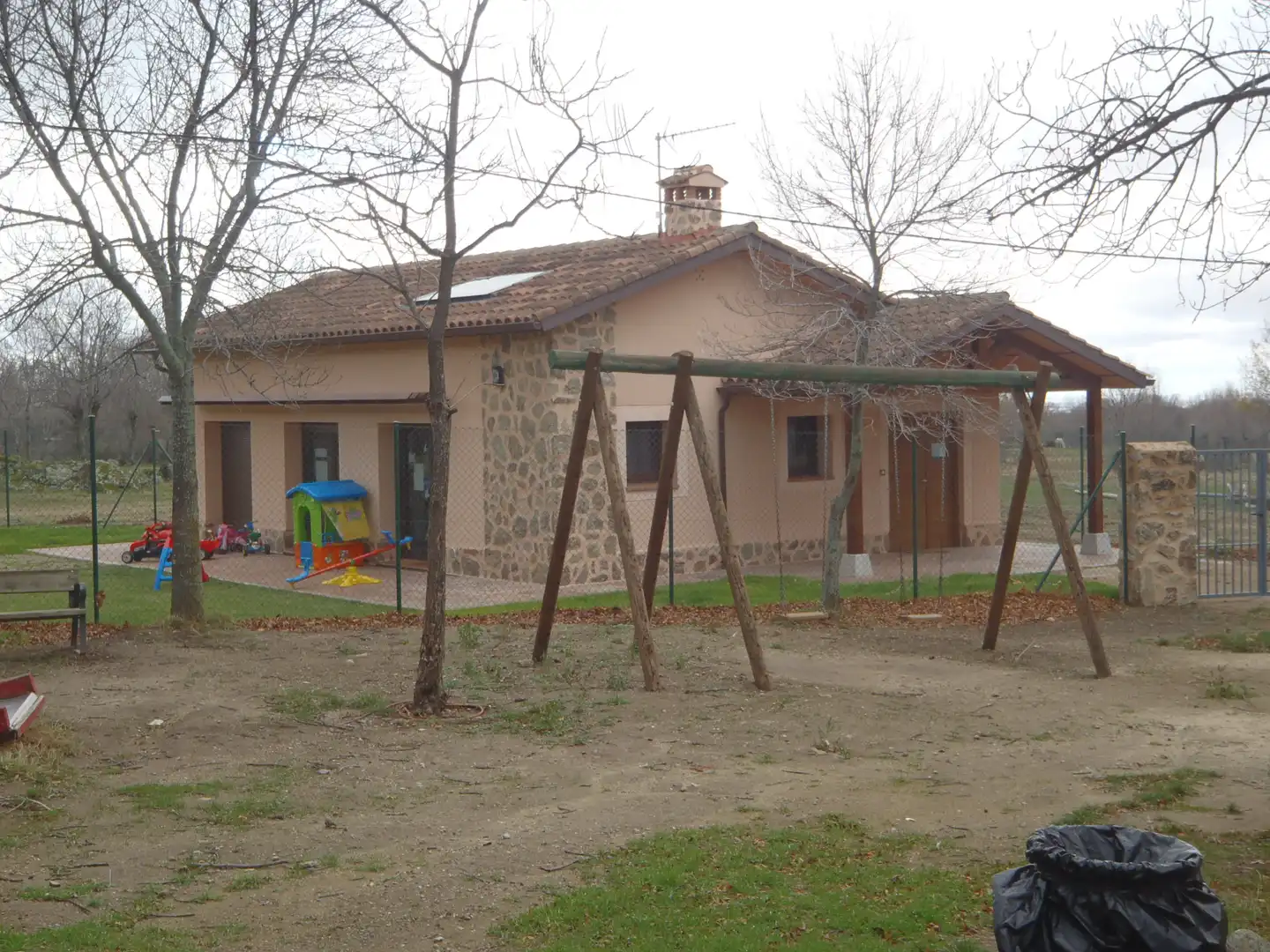 Vista exterior de Casa o xalet en venda en Navas de Riofrío amb Jardí privat i Terrassa