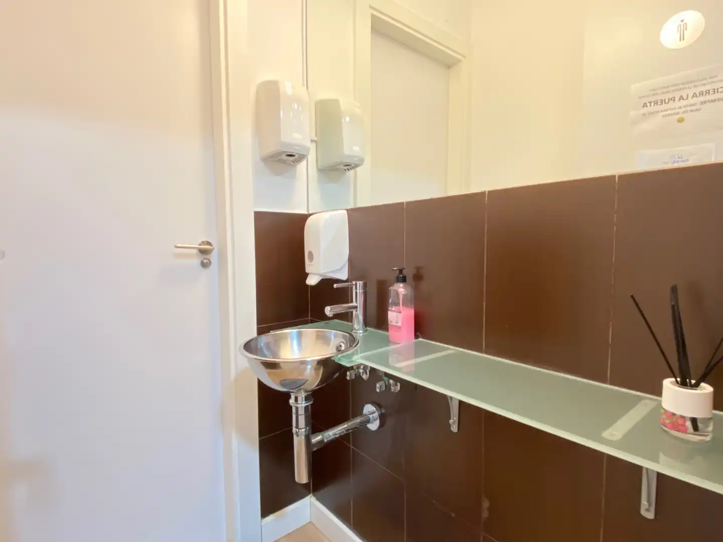 Bathroom of Office for rent in Madrid  with Air Conditioner, Heating and Balcony
