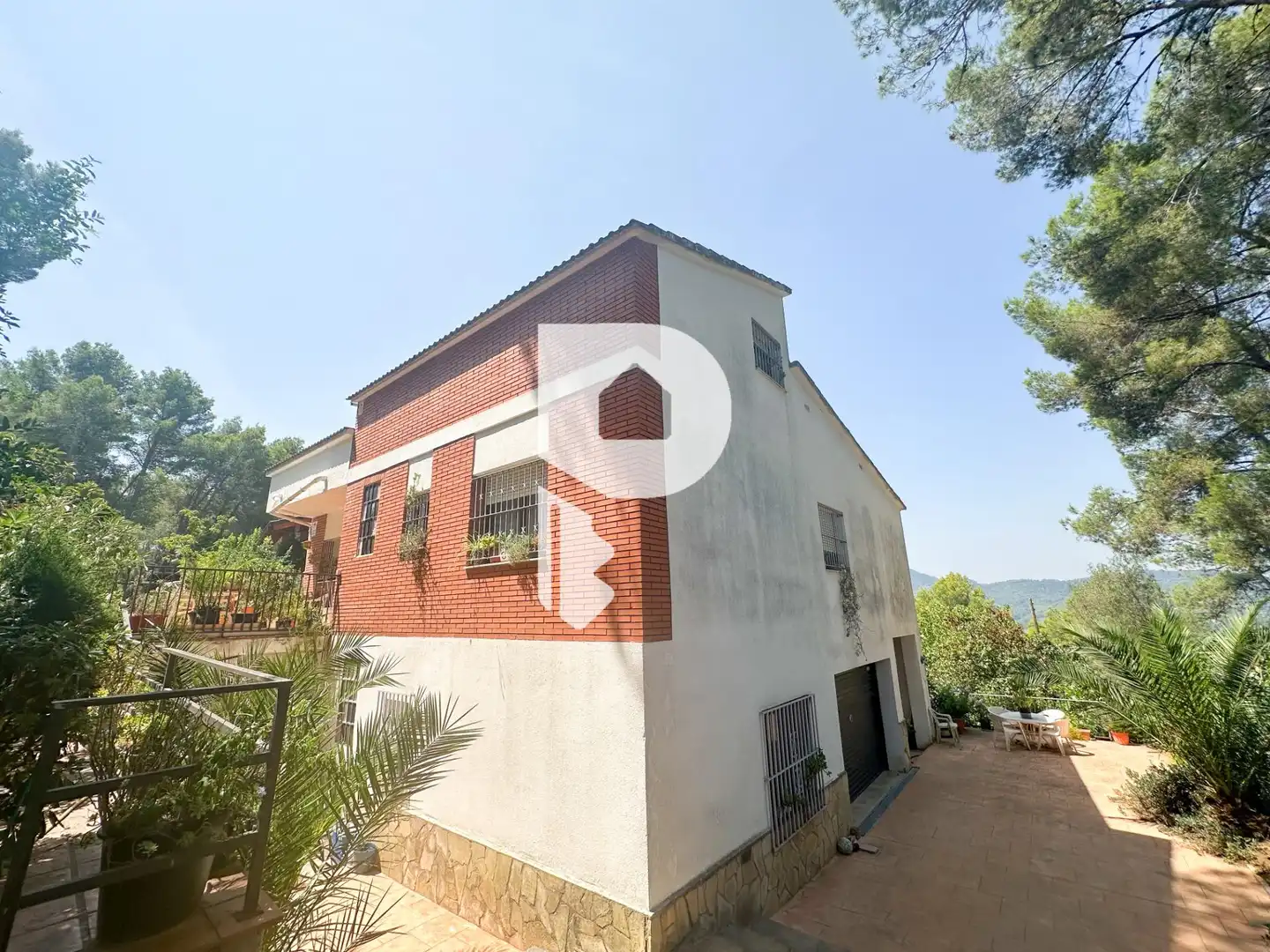 Vista exterior de Casa o xalet en venda en Pallejà amb Aire condicionat, Calefacció i Jardí privat