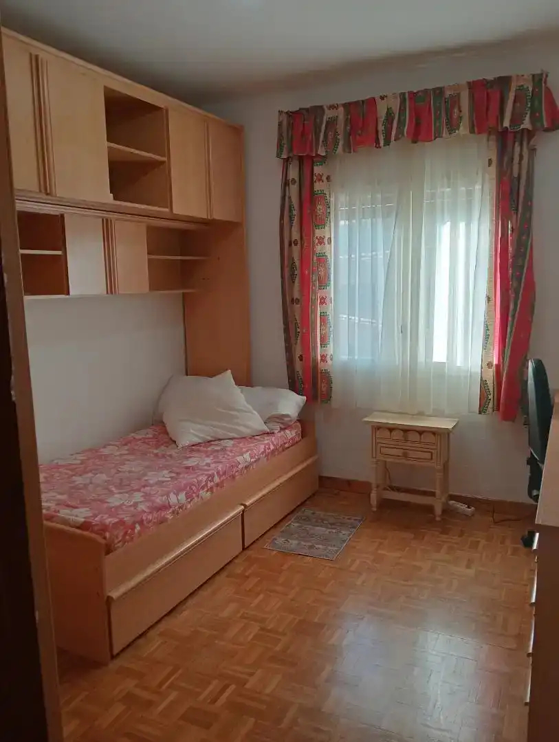 Dormitori de Pis per a compartir en Jaca amb Parquet, Moblat i Forn