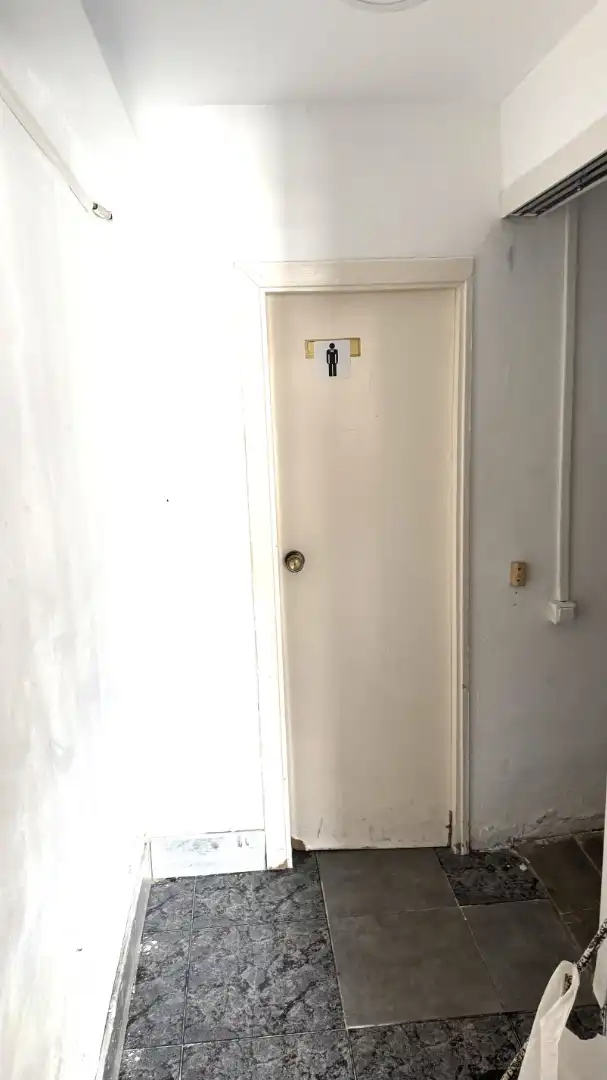 Dormitori de Local en venda en Cornellà de Llobregat