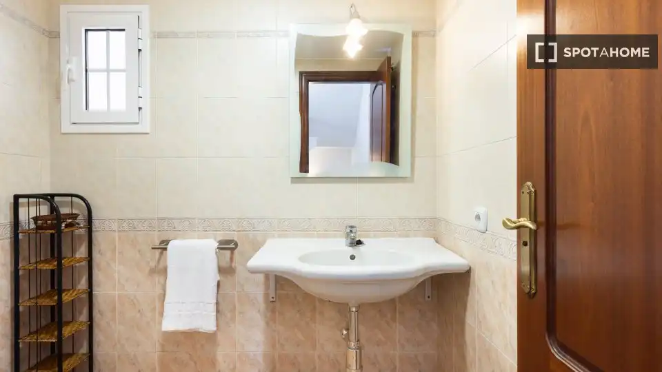 Baño de Apartamento para compartir en El Rosario con Aire acondicionado, Terraza y Amueblado