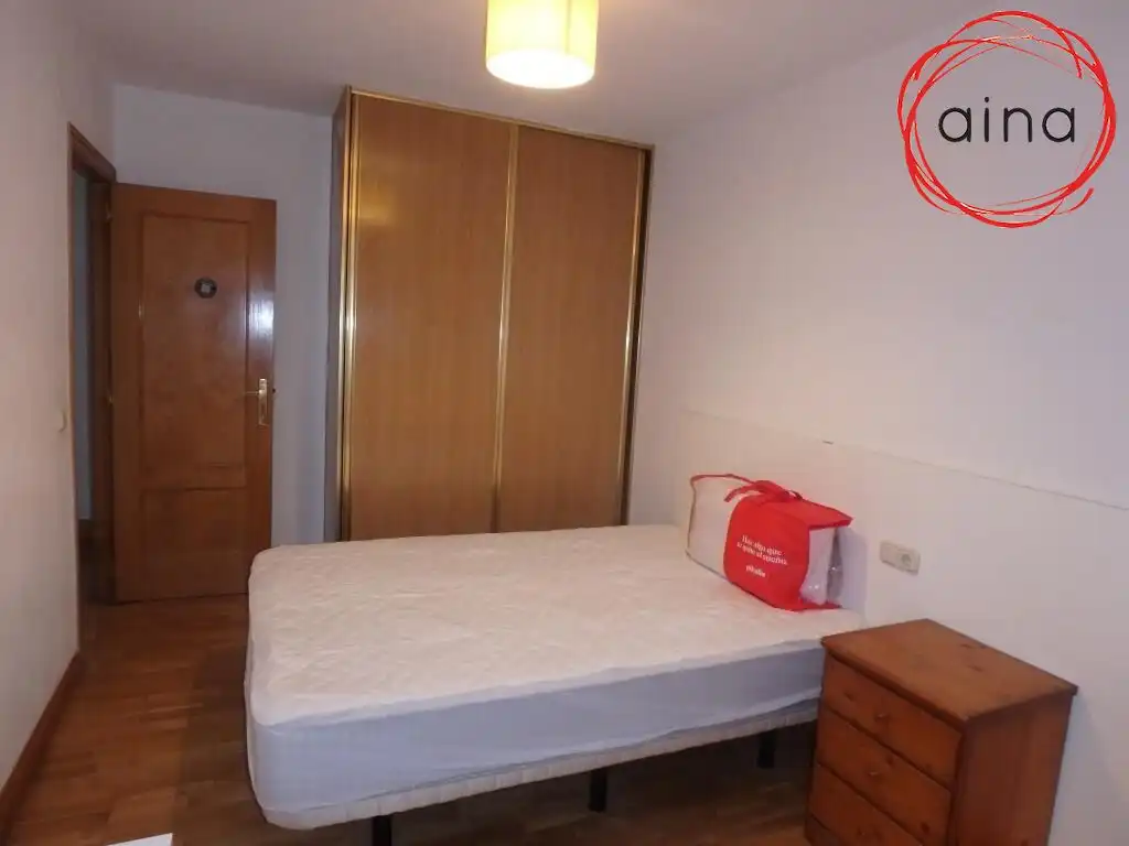 Habitación de Piso de alquiler en  Pamplona / Iruña con Calefacción, Terraza y Balcón