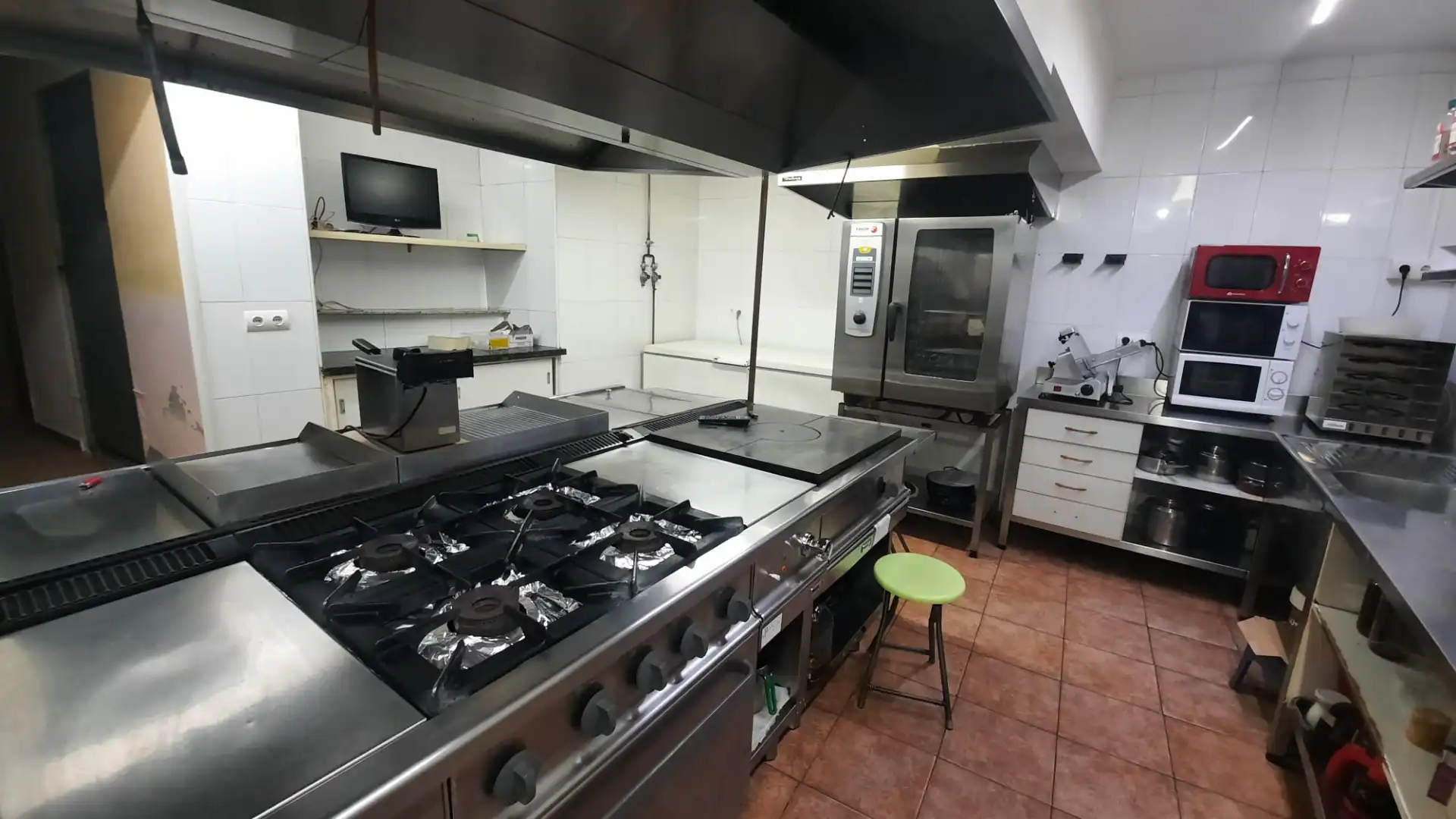 Küche von Gebäude zum Verkauf in Cacabelos mit Alarm