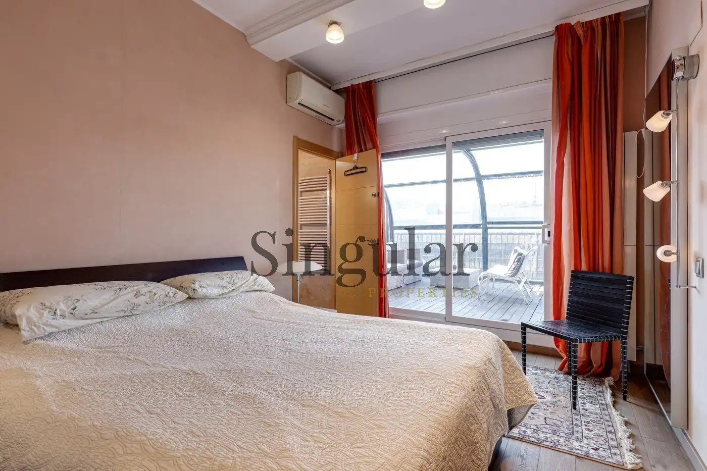 Schlafzimmer von Dachboden zur Miete in Barcelona mit Klimaanlage, Heizung und Privatgarten