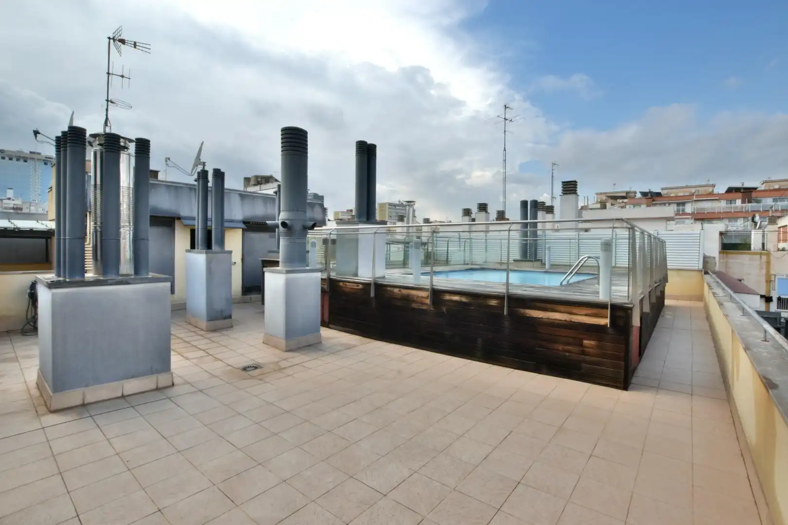 Piscina de Piso en venta en Barcelona con Parquet, Terraza y Balcón