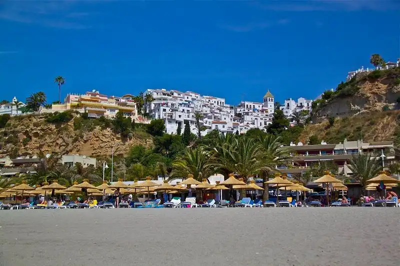Vista exterior de Casa o xalet en venda en Nerja amb Aire condicionat, Jardí privat i Traster