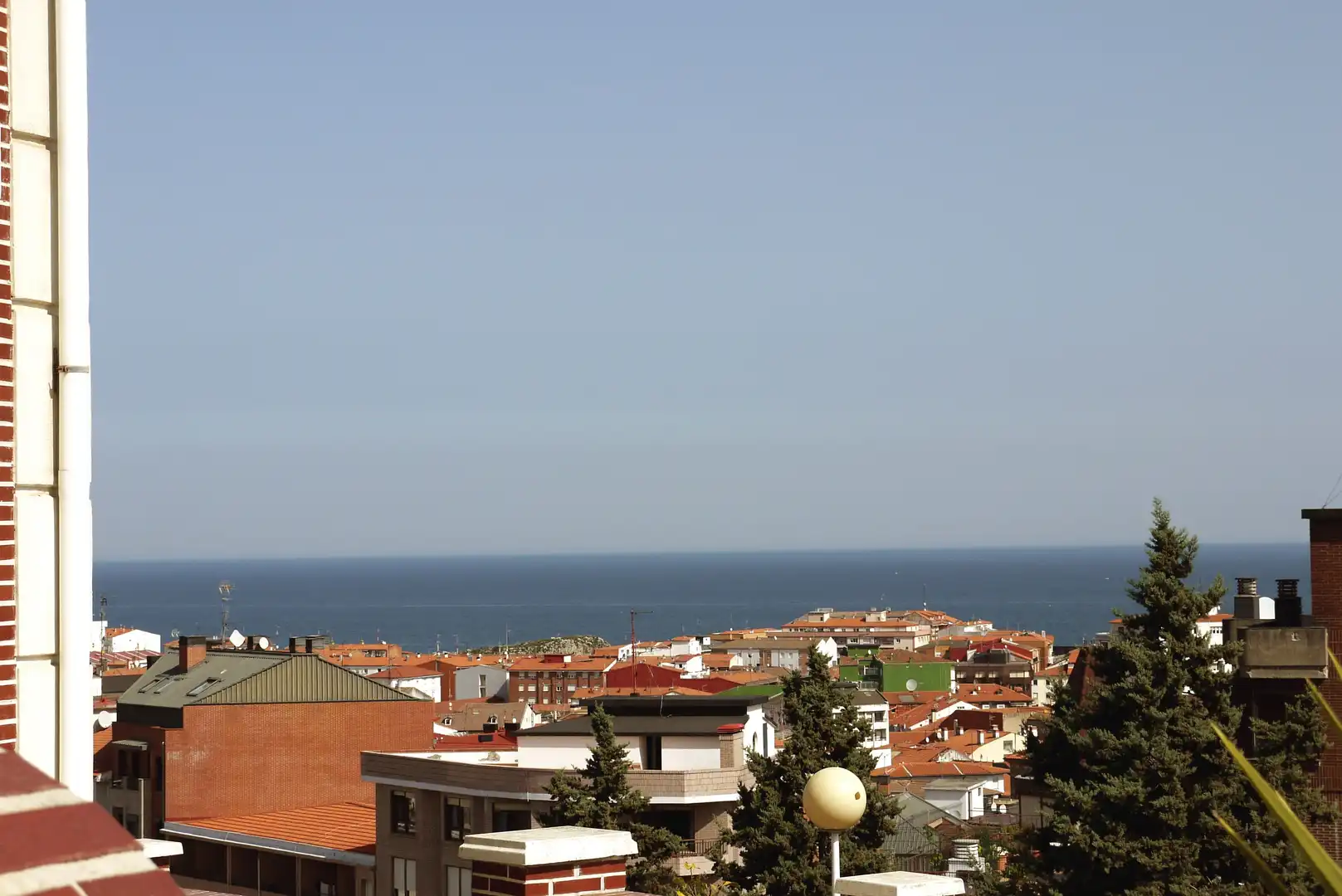 Außenansicht von Einfamilien-Reihenhaus zum Verkauf in Castro-Urdiales mit Heizung, Terrasse und Abstellraum