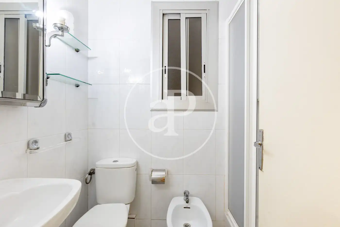 Bathroom of Flat for sale in Barcelona  with Air Conditioner, Heating and Balcony