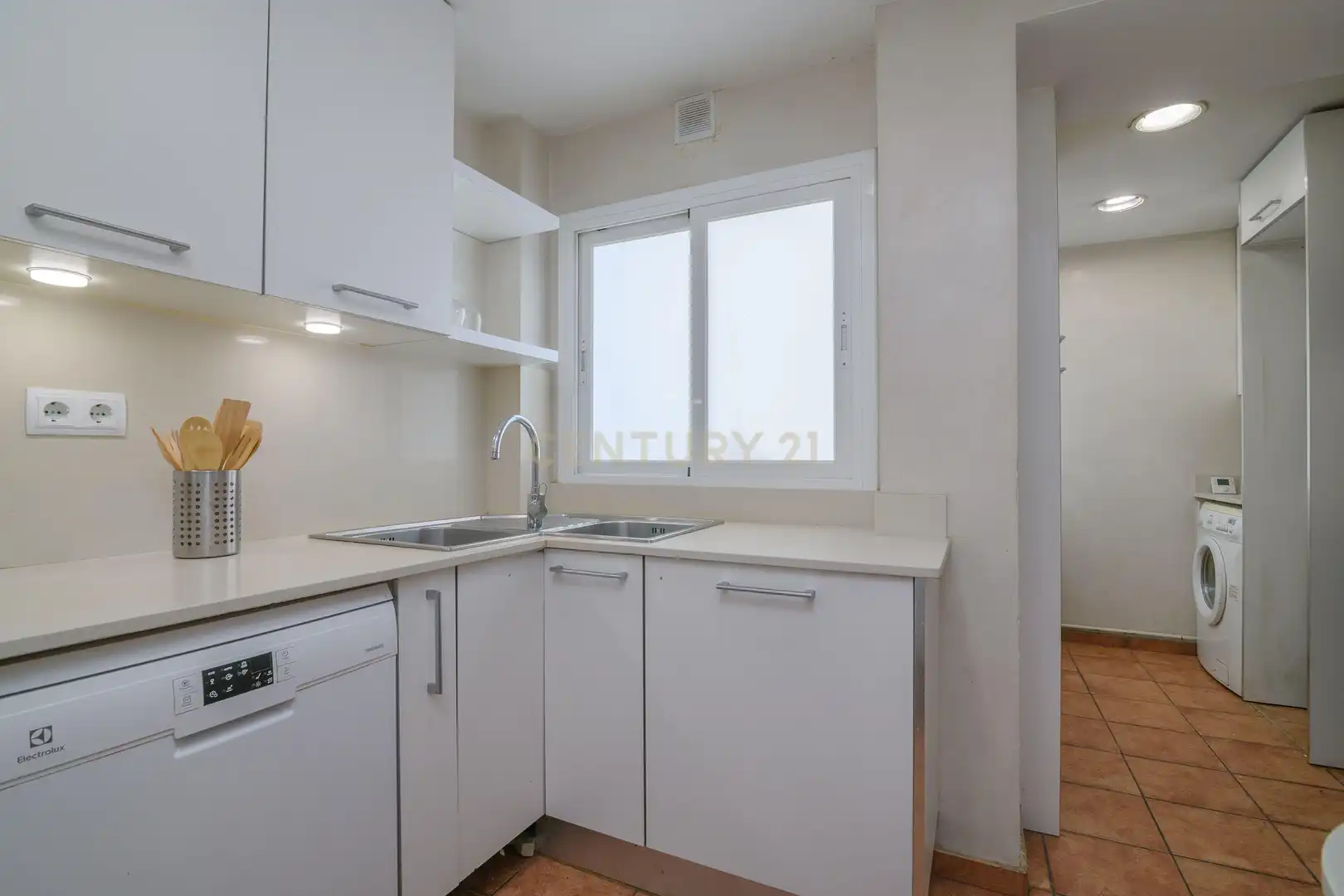 Küche von Wohnung zum Verkauf in Barcelona mit Klimaanlage, Ofen und Mikrowelle
