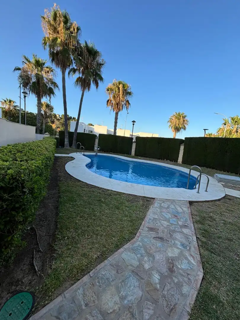Schwimmbecken von Einfamilien-Reihenhaus zum Verkauf in Torremolinos mit Klimaanlage, Terrasse und Abstellraum