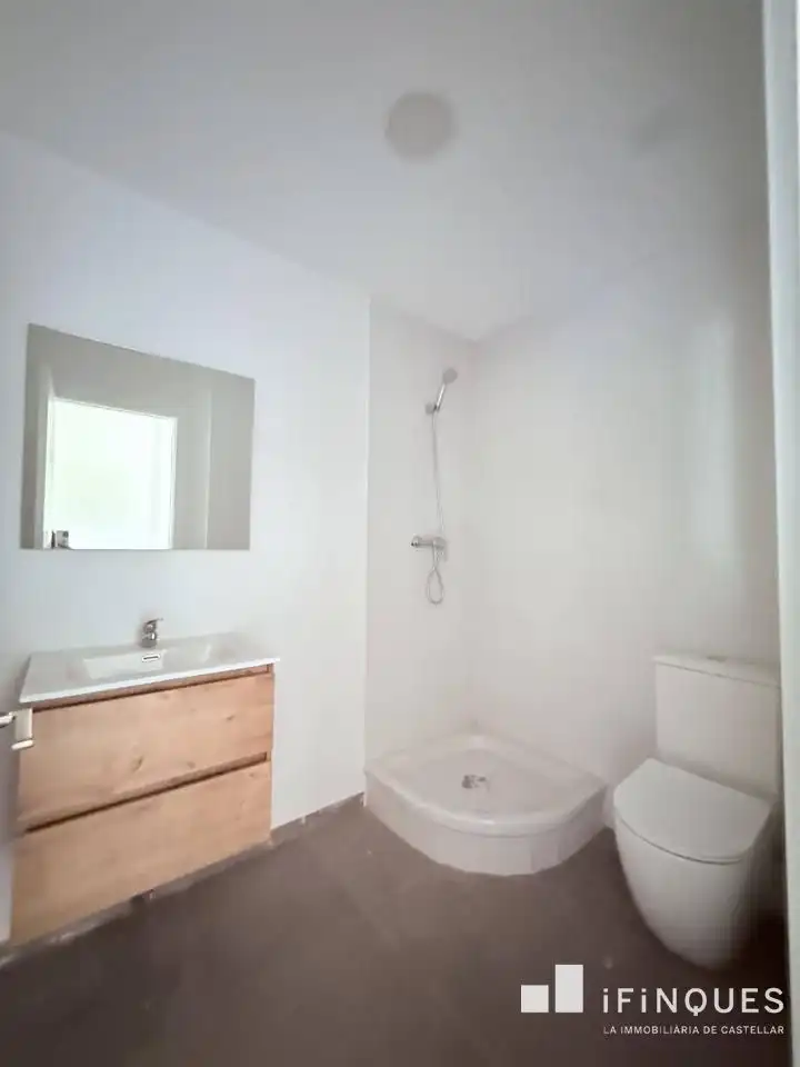 Bany de Casa adosada en venda en Castellar del Vallès amb Jardí privat, Terrassa i Balcó