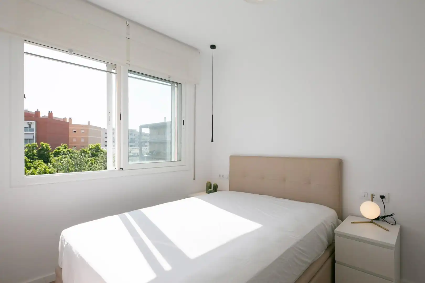 Dormitori de Pis de lloguer en L'Hospitalet de Llobregat amb Aire condicionat, Parquet i Moblat