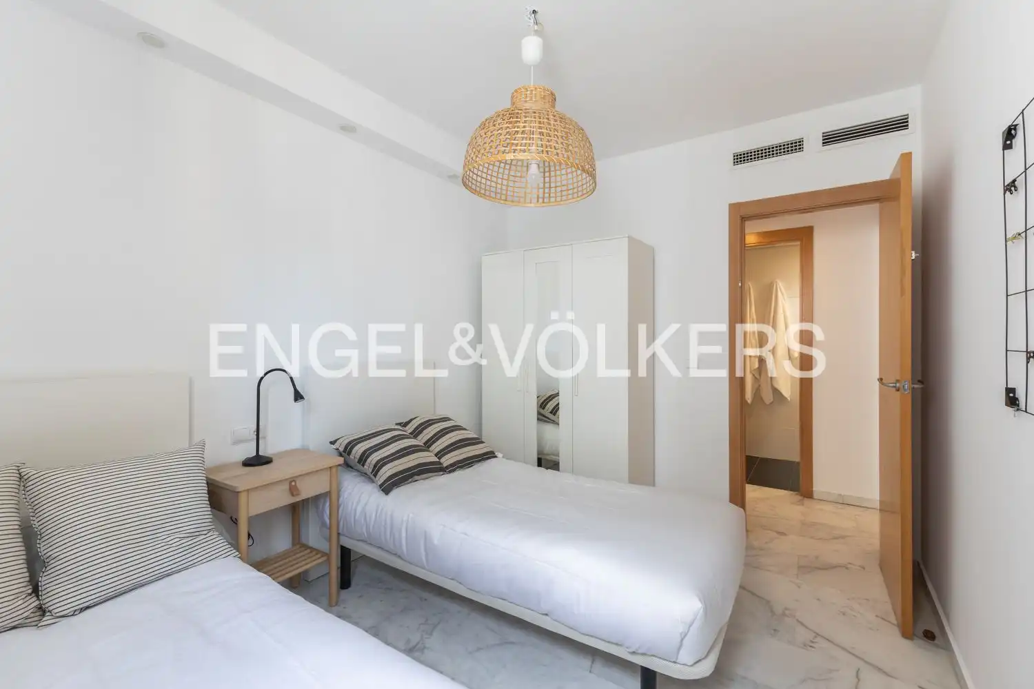 Schlafzimmer von Dachboden zur Miete in Valencia mit Klimaanlage, Heizung und Terrasse