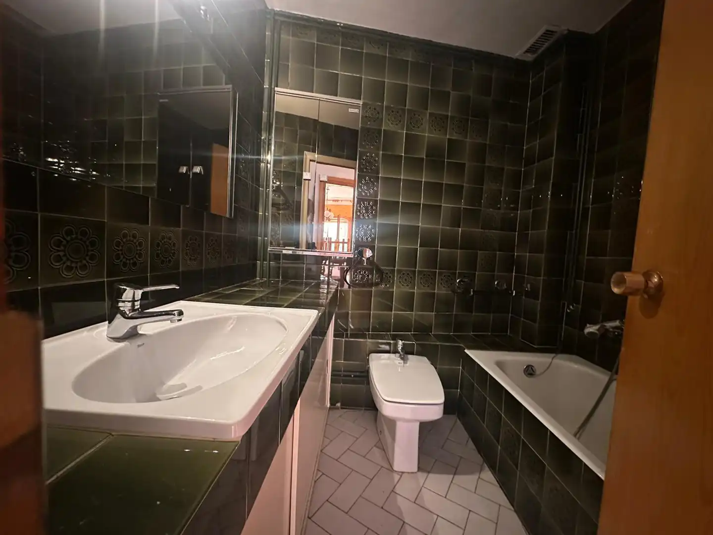 Badezimmer von Wohnung zum Verkauf in Sort mit Heizung, Parkett und Möbliert