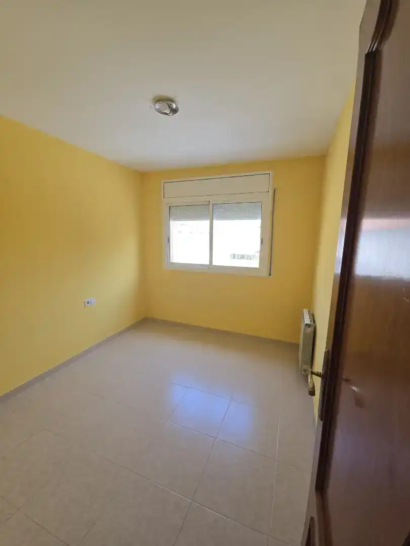 Schlafzimmer von Einfamilien-Reihenhaus zum Verkauf in Mataró mit Klimaanlage und Balkon