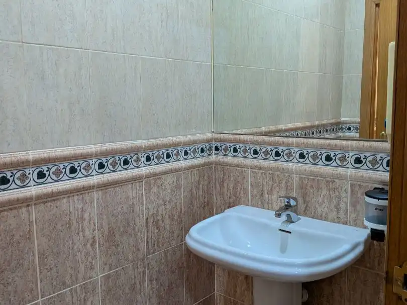Badezimmer von Geschaftsraum zur Miete in Guadalajara mit Klimaanlage, Heizung und Möbliert