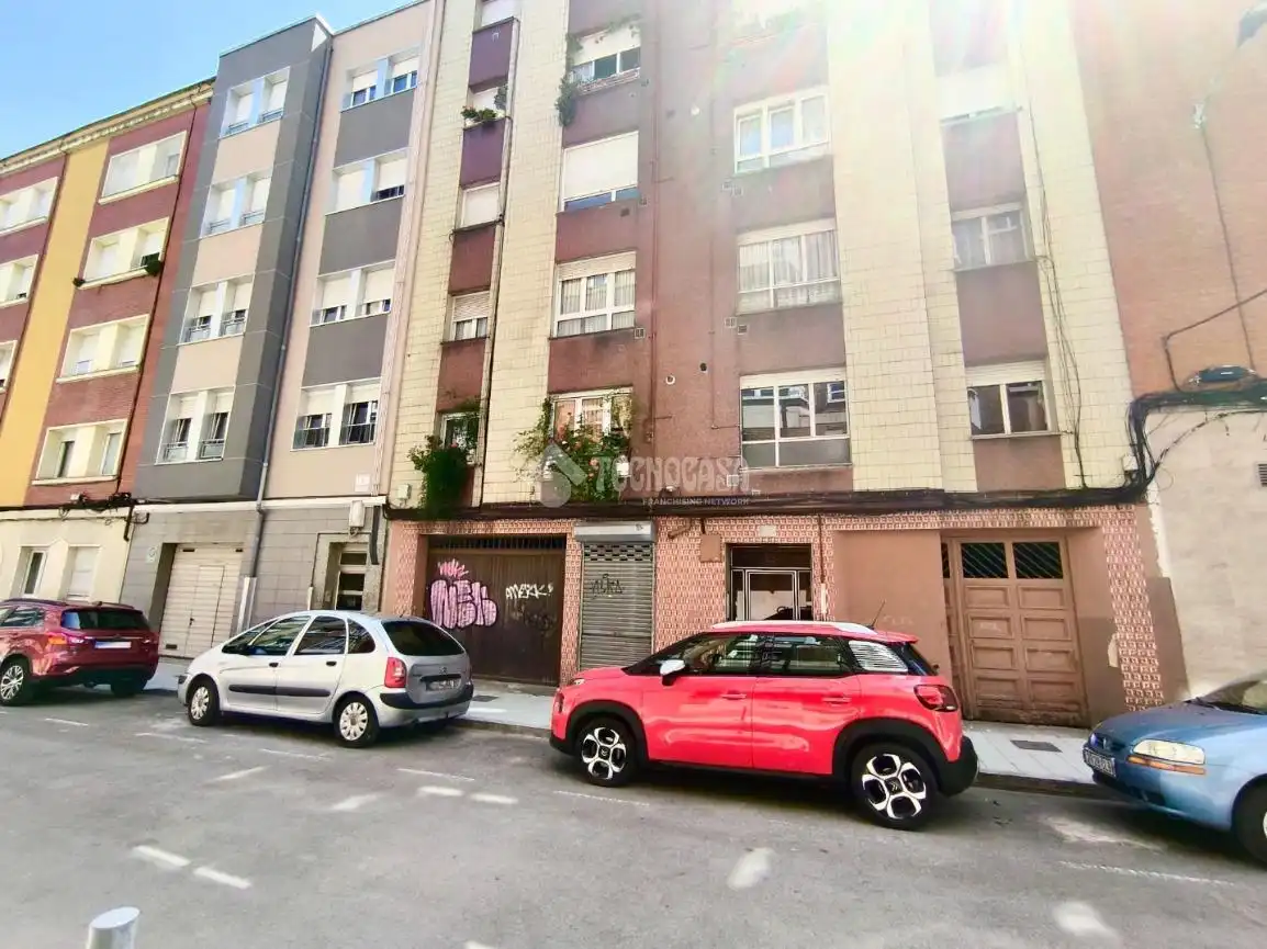 Vista exterior de Local en venta en Gijón 