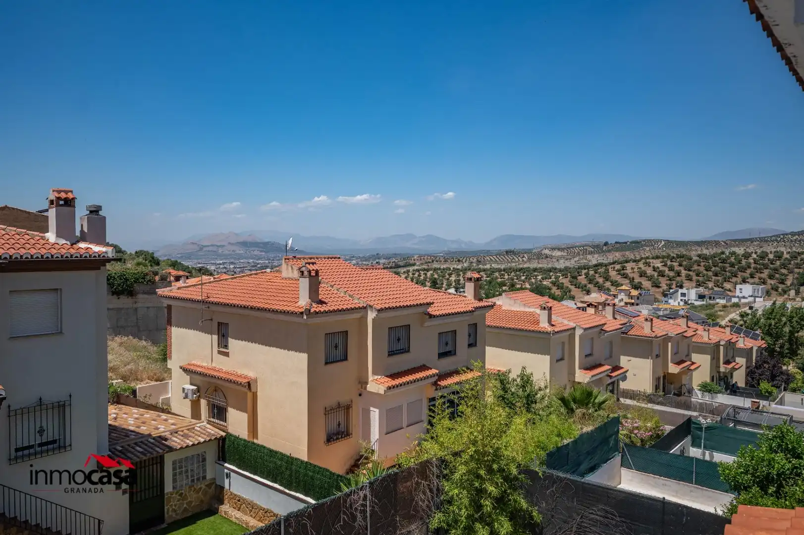 Vista exterior de Casa adosada en venta en Jun con Aire acondicionado, Jardín privado y Piscina