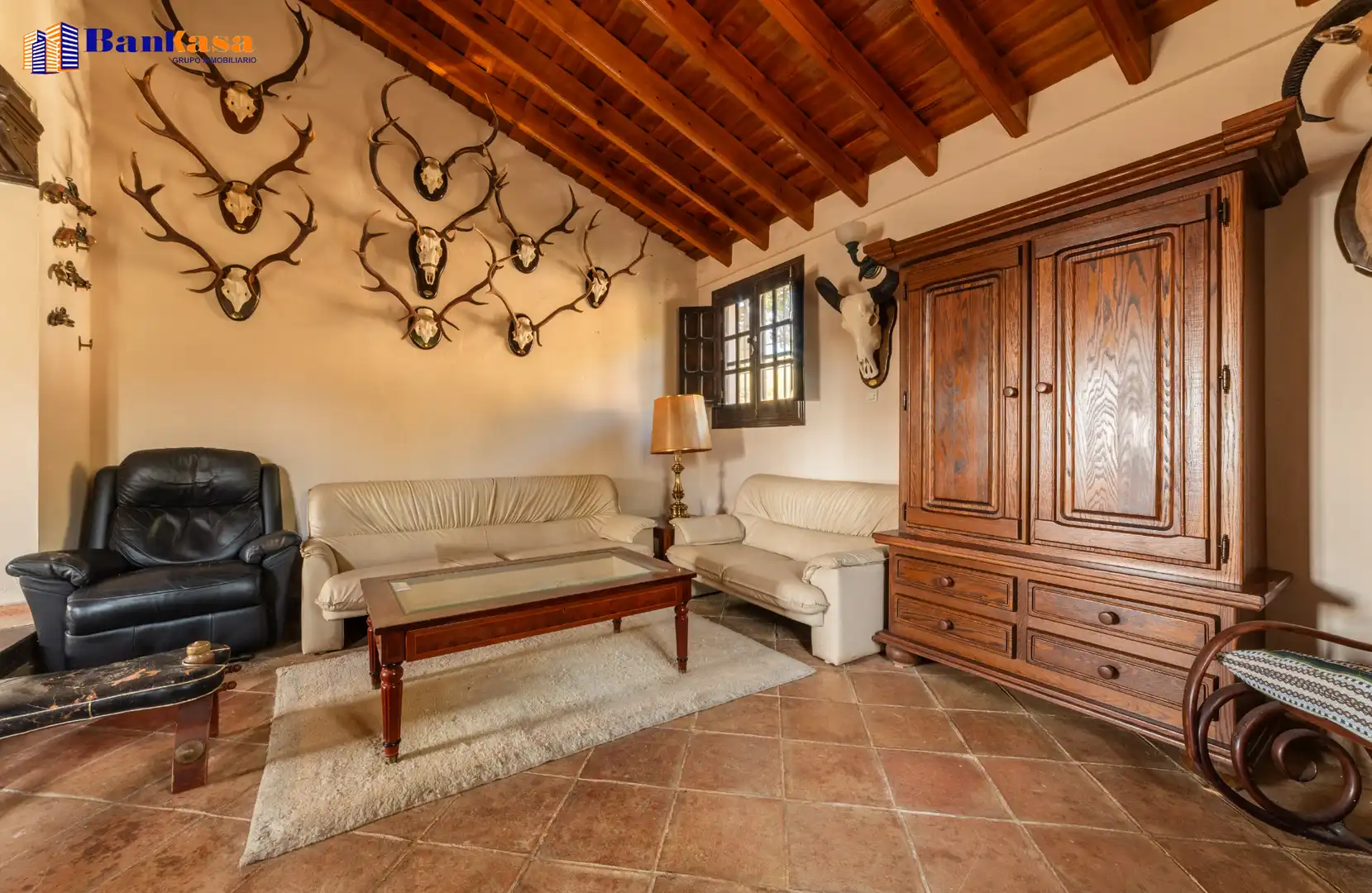 Sala d'estar de Casa o xalet en venda en Cortes de la Frontera amb Calefacció, Jardí privat i Moblat
