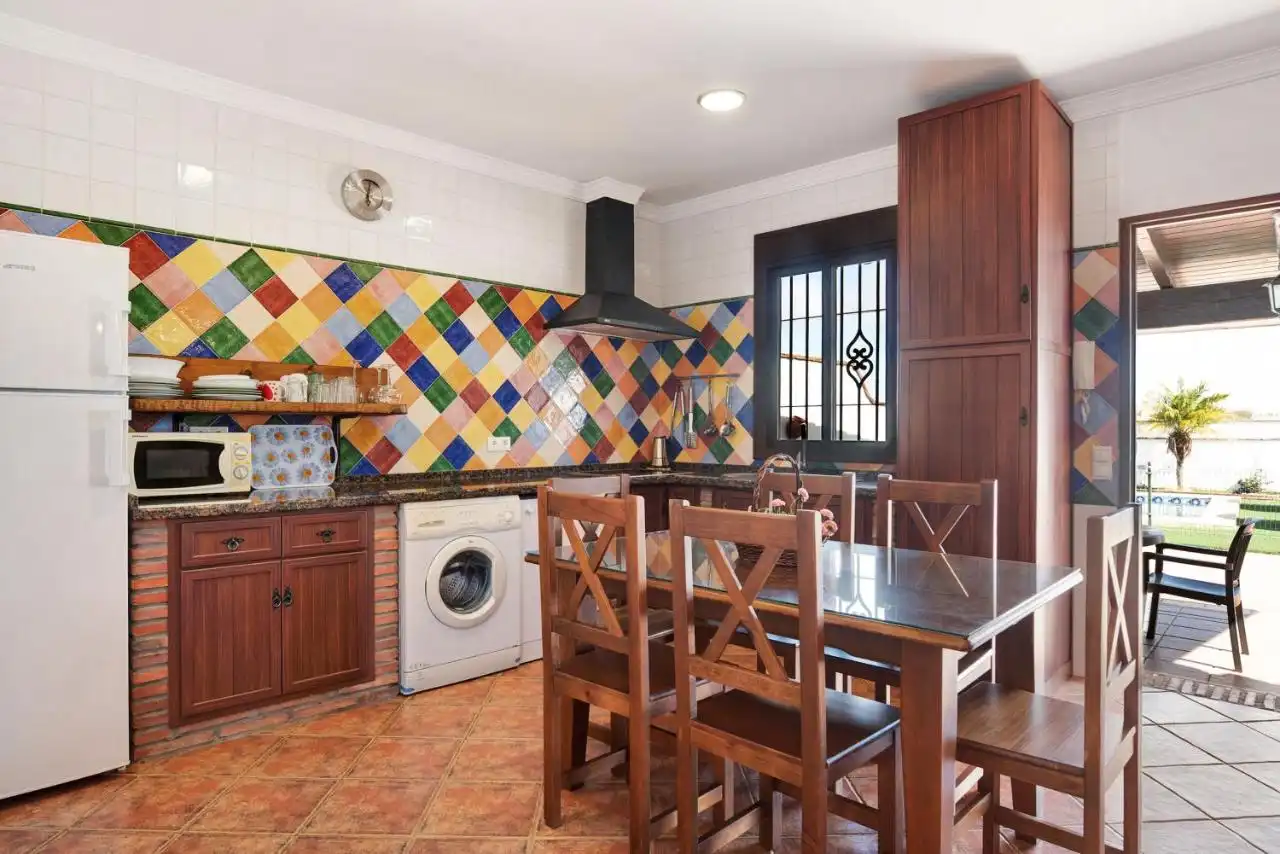 Cuina de Casa adosada de lloguer en Conil de la Frontera amb Aire condicionat, Calefacció i Jardí privat