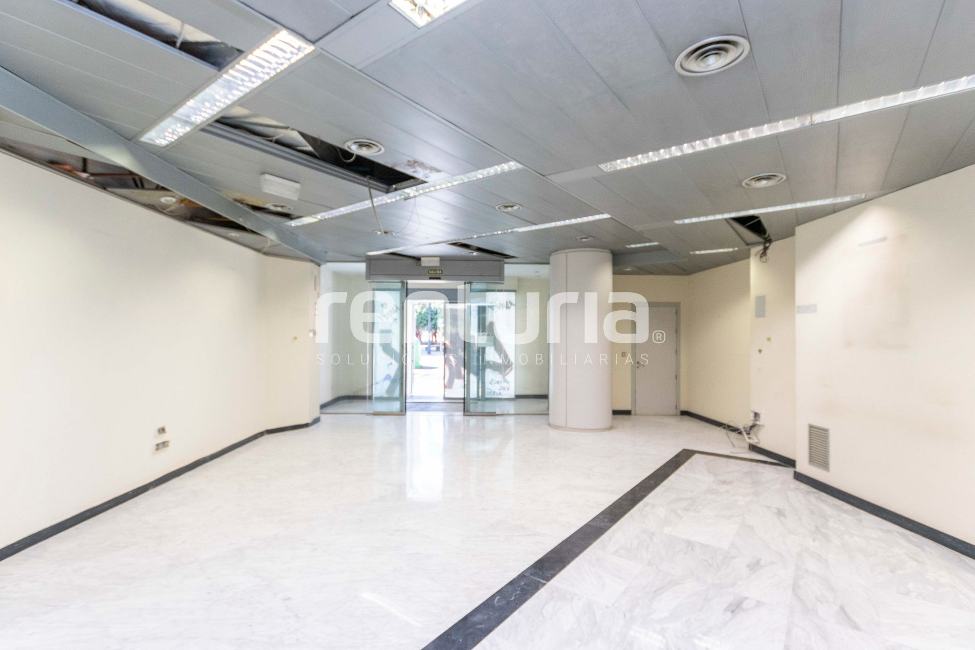 Premises for sale in  Valencia Capital  with Air Conditioner and Alarm
