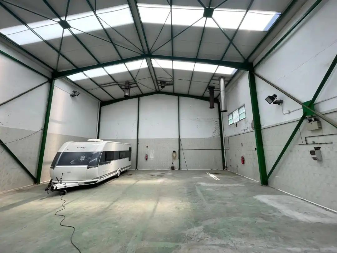 Parkplatz von Fabrikhallen zur Miete in Usurbil