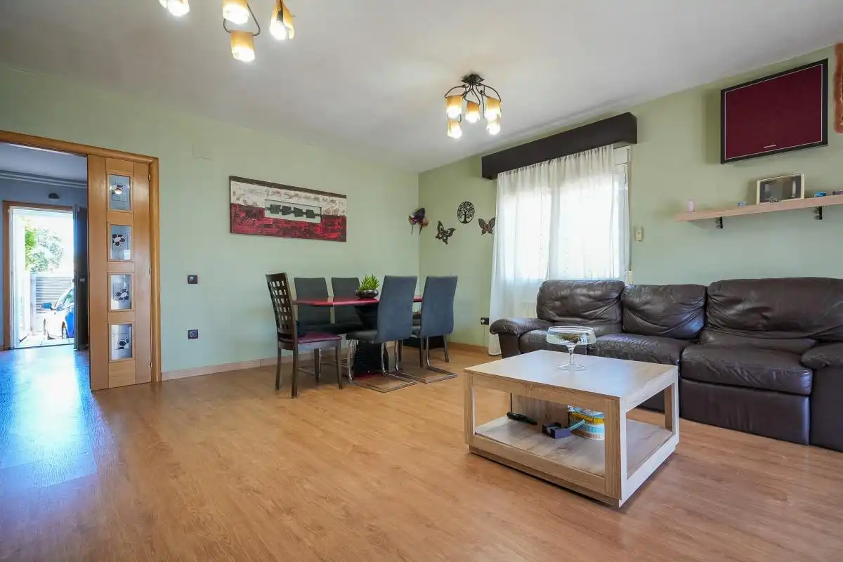 Sala de estar de Casa adosada en venta en Pioz con Aire acondicionado, Calefacción y Jardín privado