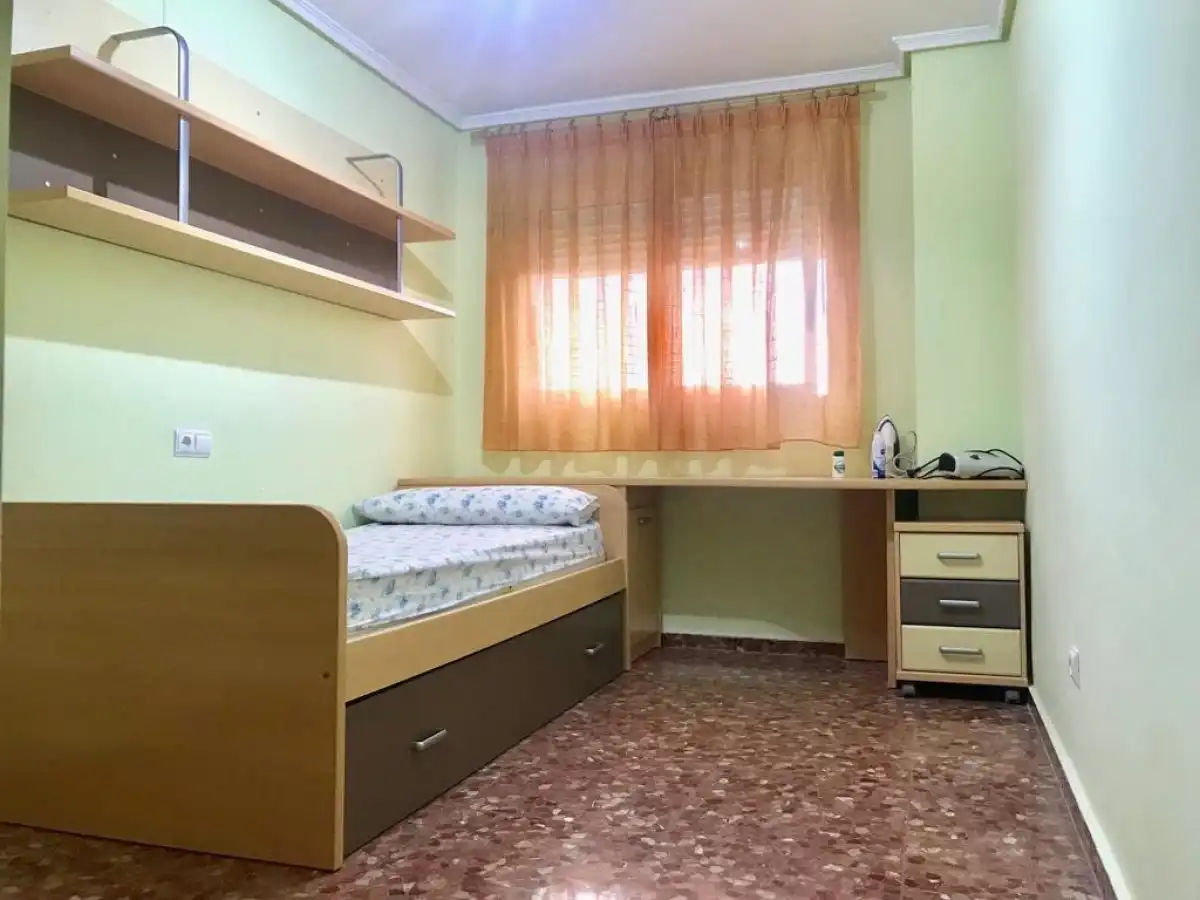Habitación de Piso de alquiler en Manises con Aire acondicionado, Calefacción y Amueblado