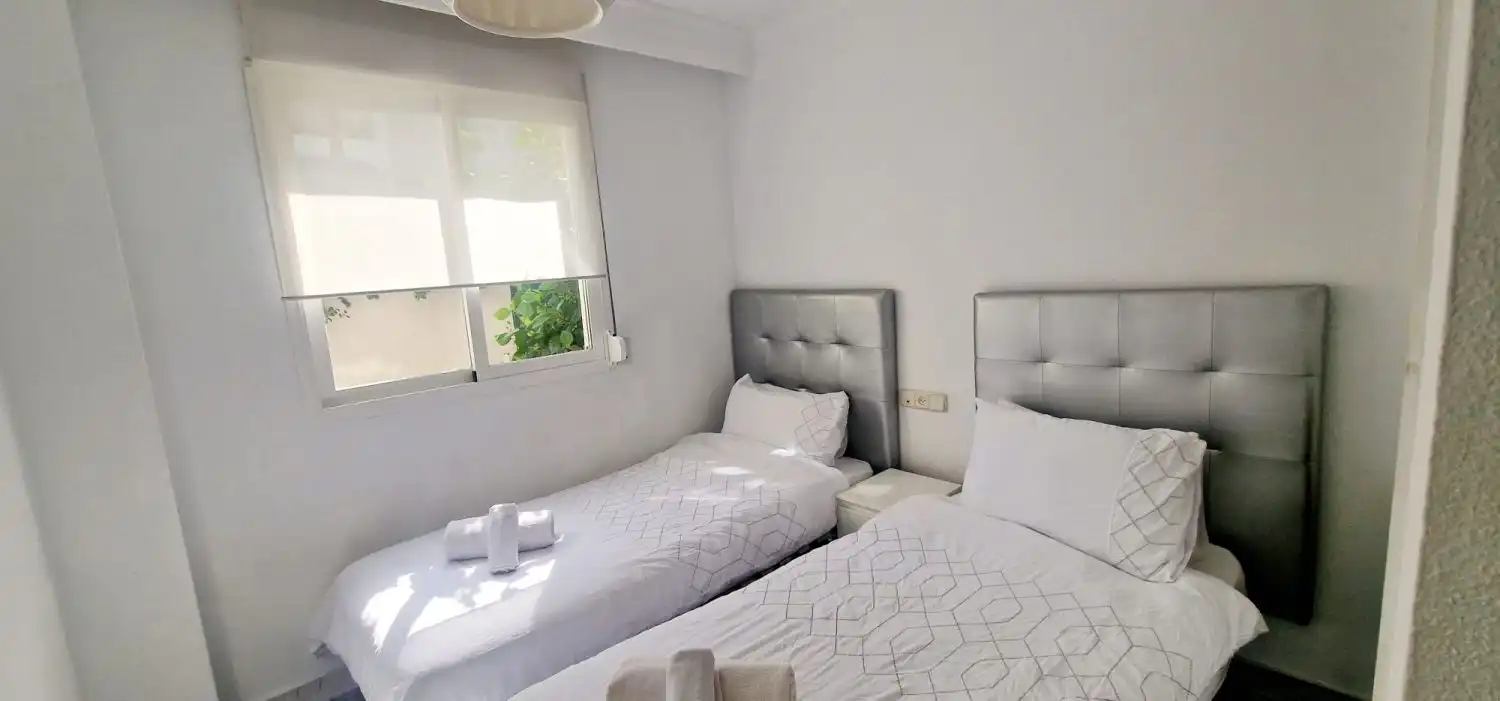 Schlafzimmer von Wohnungen zur Miete in Marbella mit Klimaanlage, Heizung und Terrasse