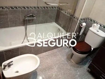 Baño de Piso de alquiler en Vitoria - Gasteiz con Calefacción y Amueblado