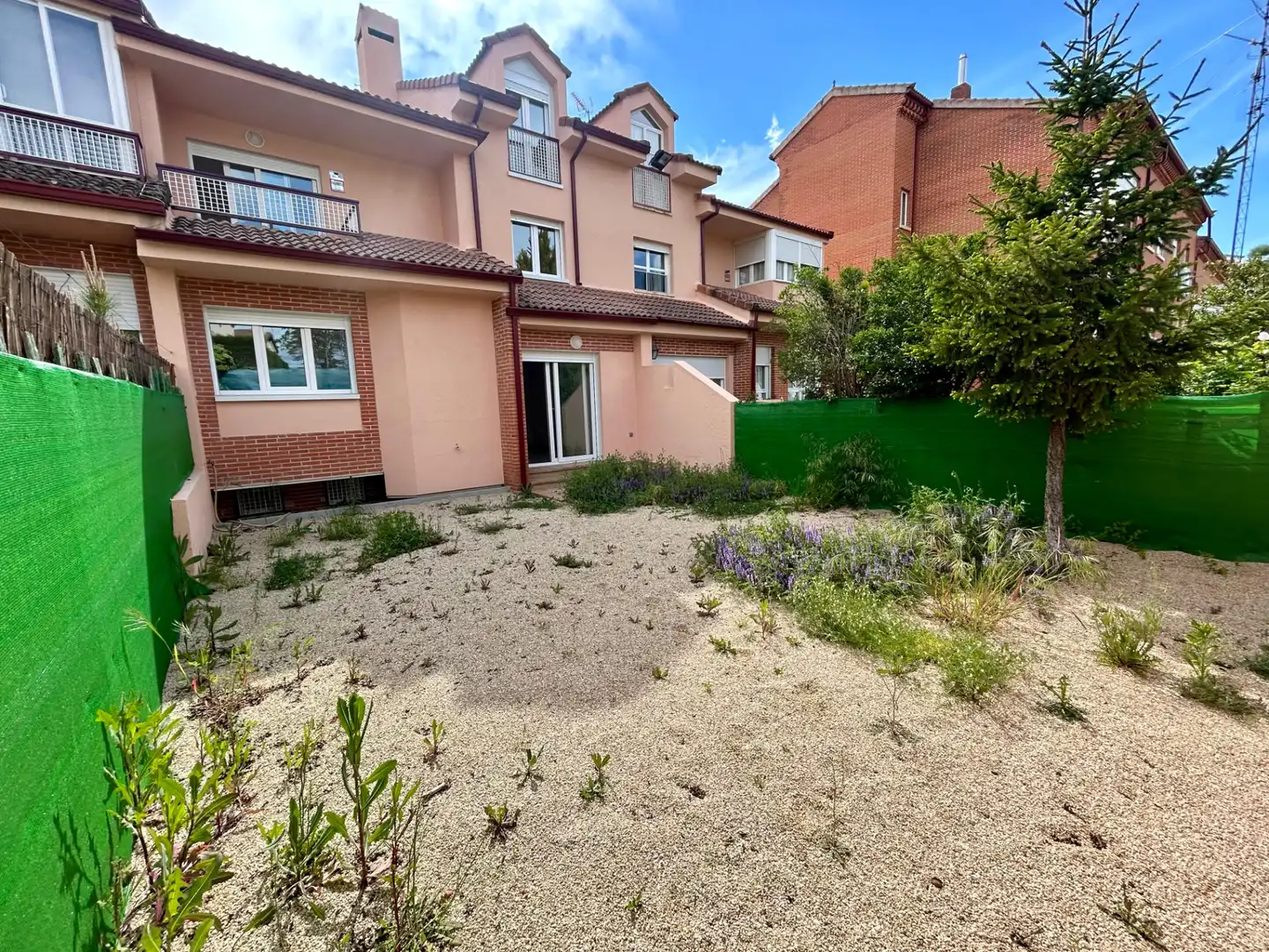 Jardí de Casa adosada en venda en La Lastrilla  amb Calefacció, Jardí privat i Parquet
