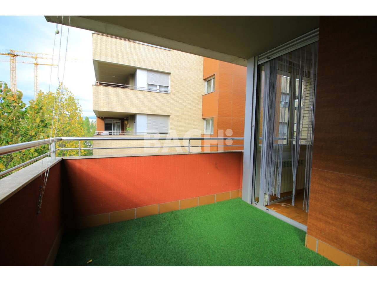 Dormitori de Pis en venda en Vic amb Calefacció, Terrassa i Balcó