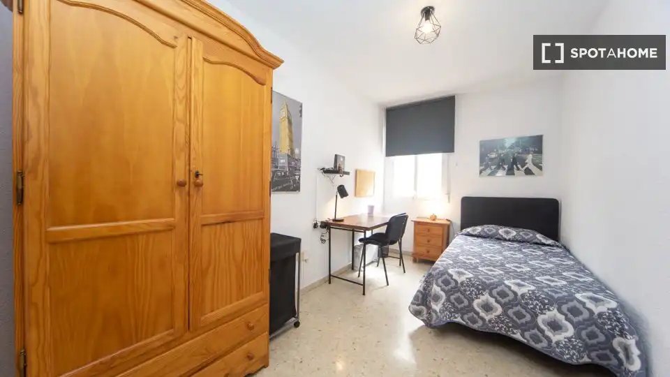 Habitación de Piso de alquiler en Granada con Aire acondicionado, Calefacción y Amueblado