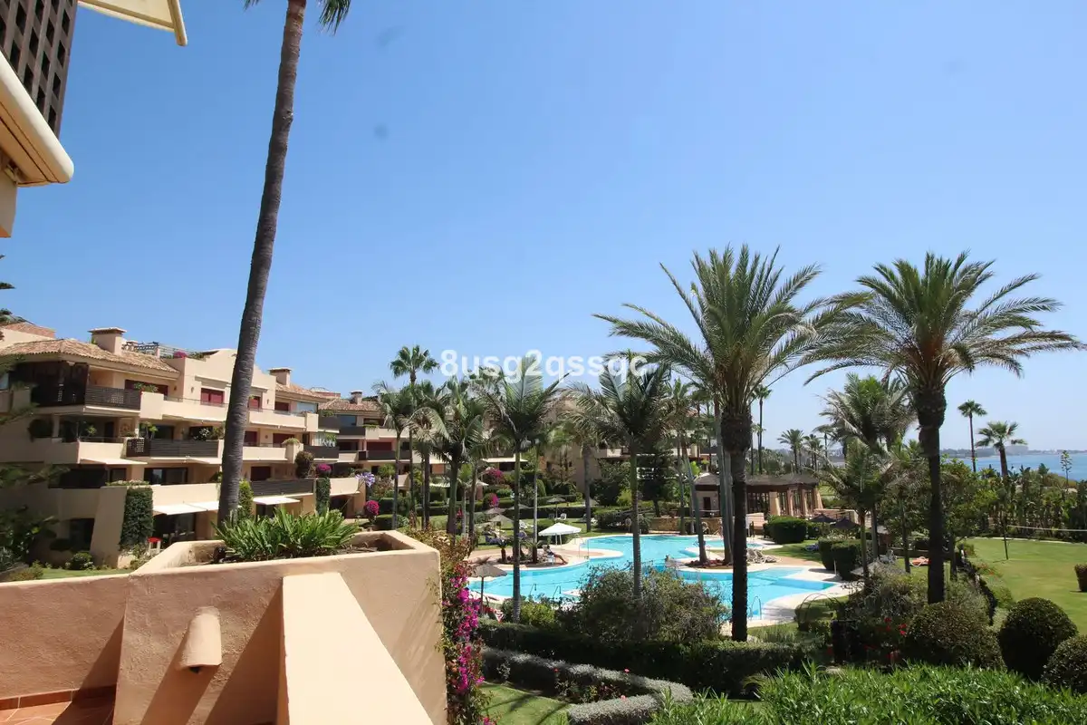 Vista exterior de Àtic en venda en Estepona amb Terrassa