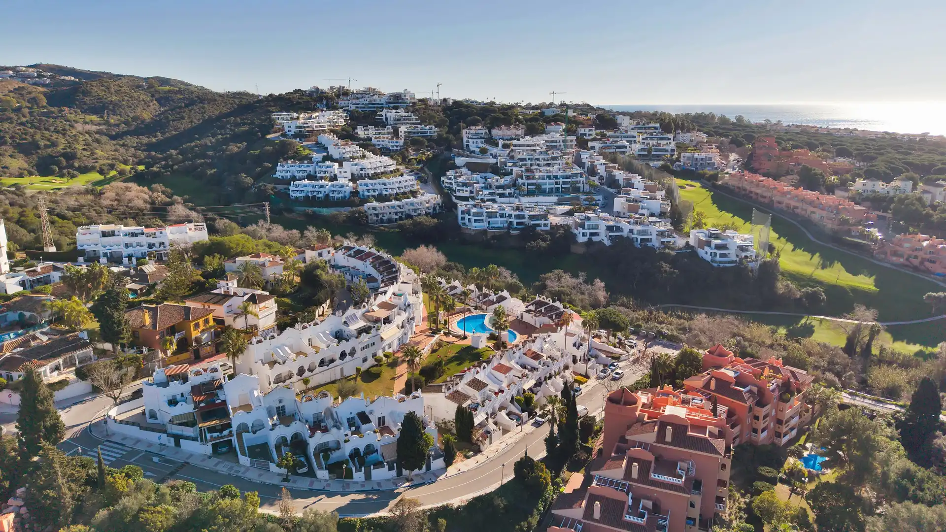 Vista exterior de Casa adosada en venta en Marbella con Jardín privado y Piscina comunitaria