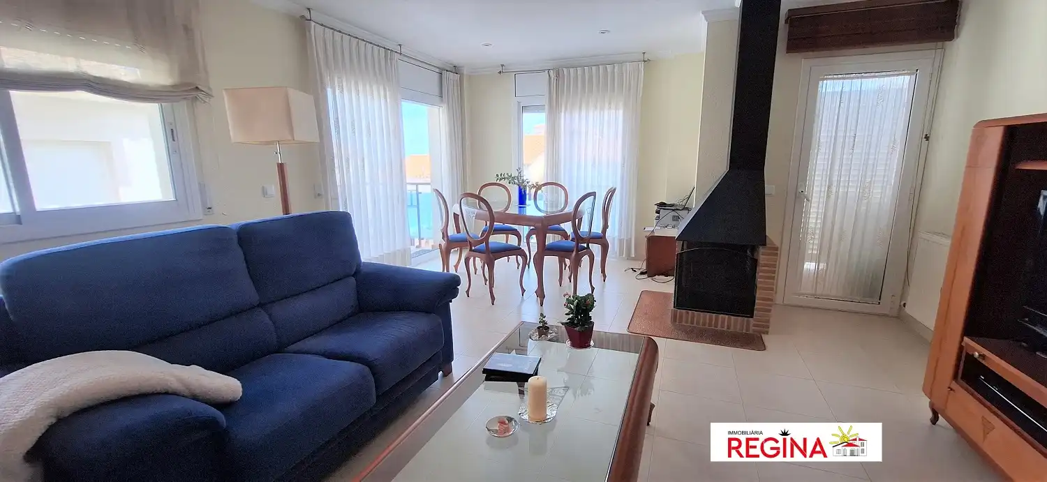 Wohnzimmer von Dachboden zum Verkauf in L'Escala mit Heizung, Terrasse und Möbliert