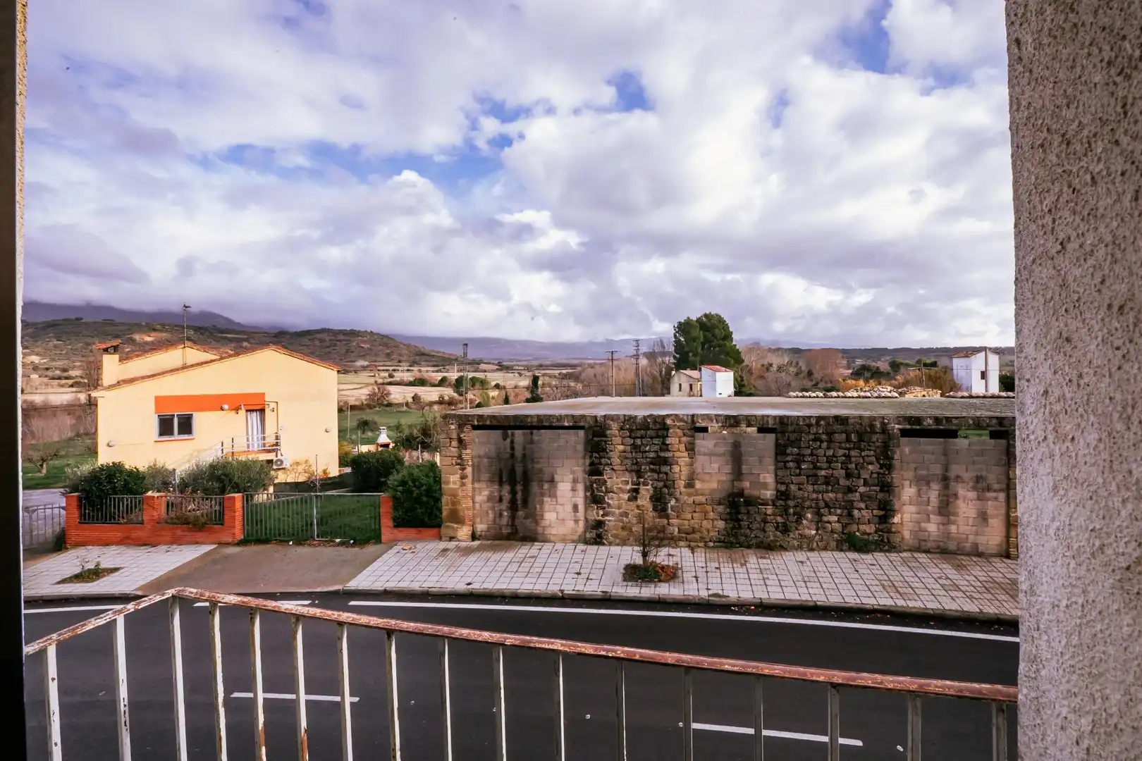 Vista exterior de Casa o xalet en venda en Ayerbe amb Moblat i Balcó