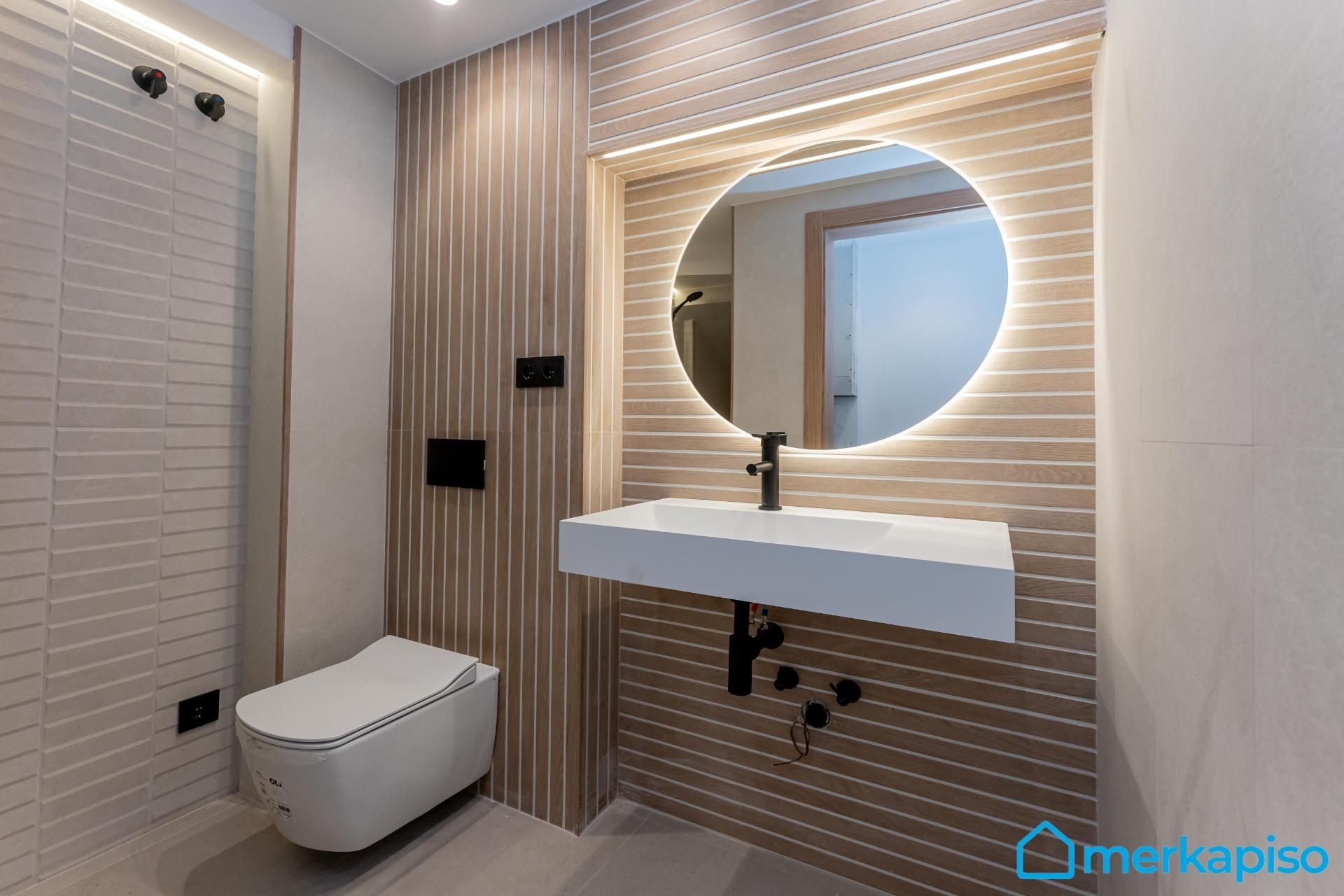 Badezimmer von Einfamilien-Reihenhaus zum Verkauf in Viladecans mit Klimaanlage, Parkett und Terrasse