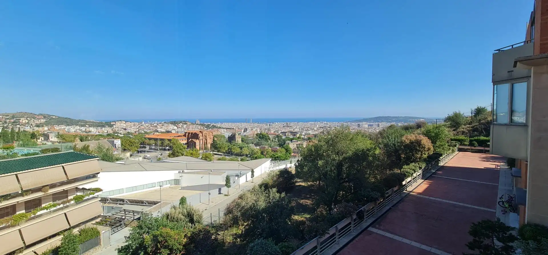 Vista exterior de Casa adosada en venda en Barcelona amb Aire condicionat, Calefacció i Jardí privat