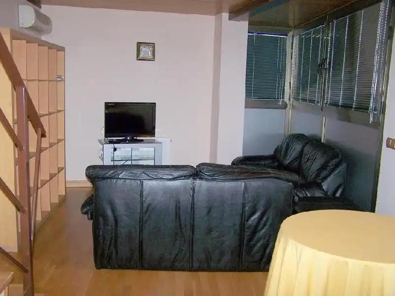 Sala de estar de Piso de alquiler en Plasencia con Aire acondicionado, Calefacción y Jardín privado