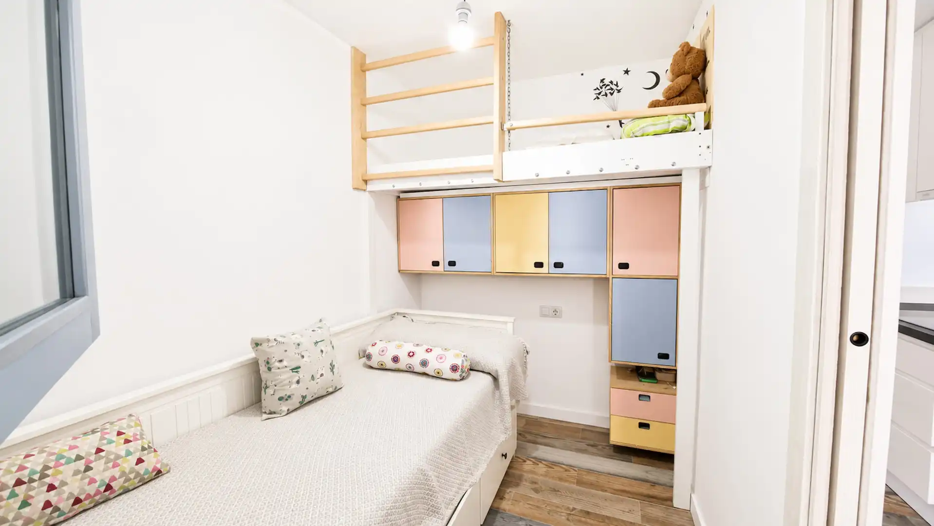 Schlafzimmer von Erdgeschoss zum Verkauf in Manilva mit Klimaanlage, Terrasse und Schwimmbad